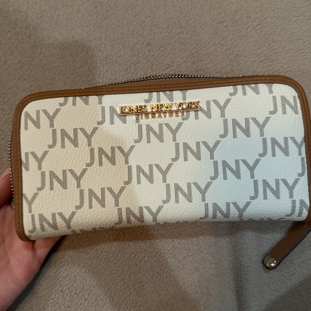 Jones New York Cream and Tan Zip Wallet